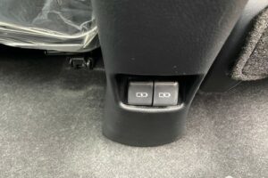 Toyota-Vios-2023-cong-sac-cho-hang-ghe-thu-2