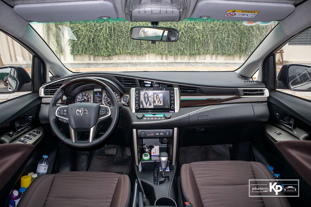 Ảnh Khoang lái xe Toyota Innova 2.0G 2021