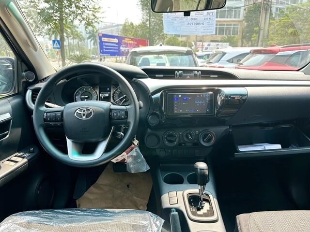 Toyota-Hilux-khoang-lai