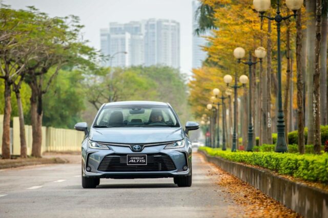 Toyota Corolla Altis 2022 với phần đầu cứng cáp hơn.