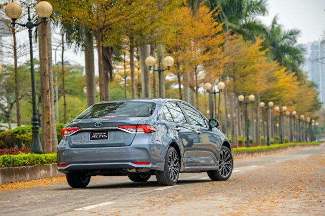 Đuôi xe Toyota Corolla Altis 2022 với cụm đèn hậu mới.