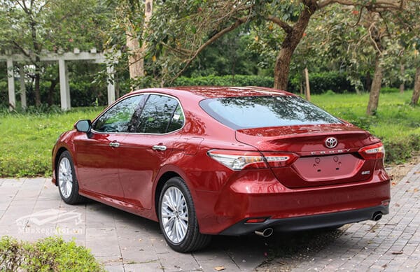 duoi-xe-toyota-camry-2020-25q-muaxenhanh-vn