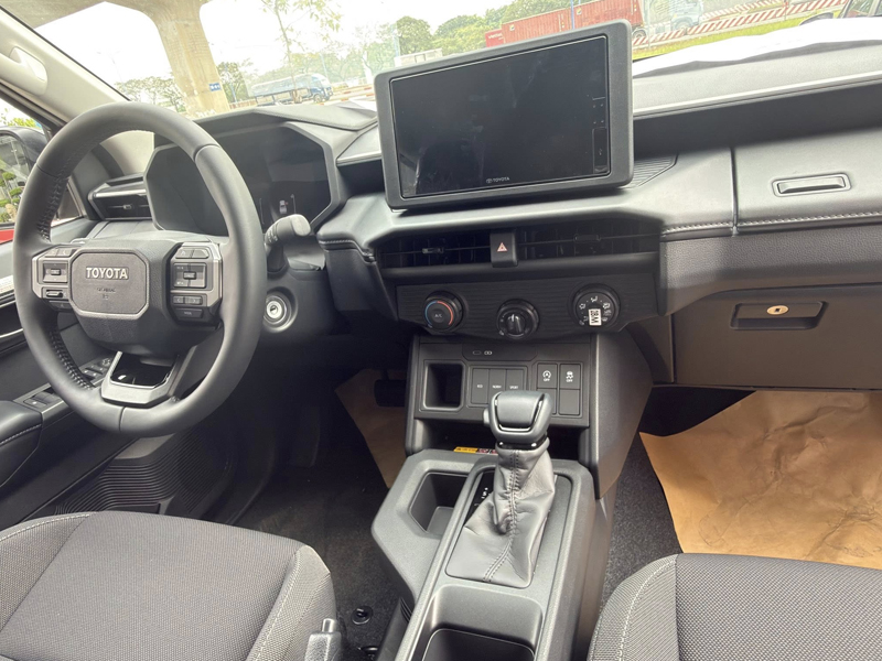 Toyota Hilux Standard 2.8 4x2 MT 2026 - Ảnh 4