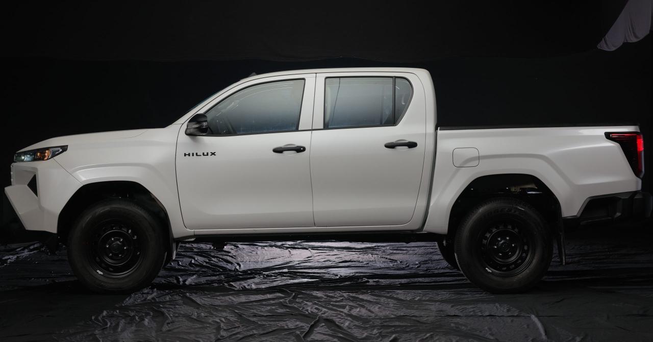 Toyota Hilux Pro 2.8 4x2 AT 2026 - Đầu xe Cyber Sumo