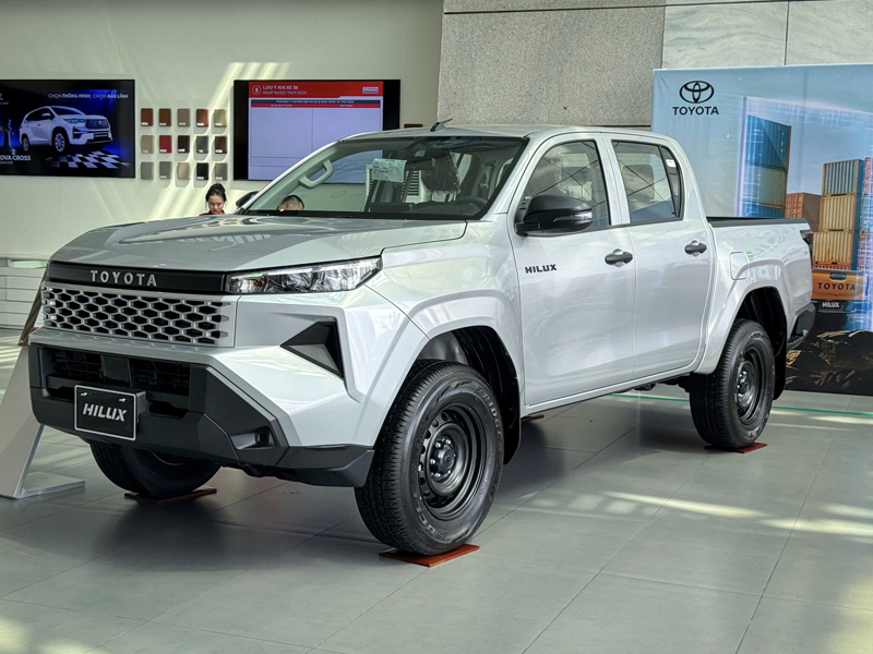 Toyota Hilux Standard 2.8 4x2 MT 2026 - Chinh phục đỉnh cao
