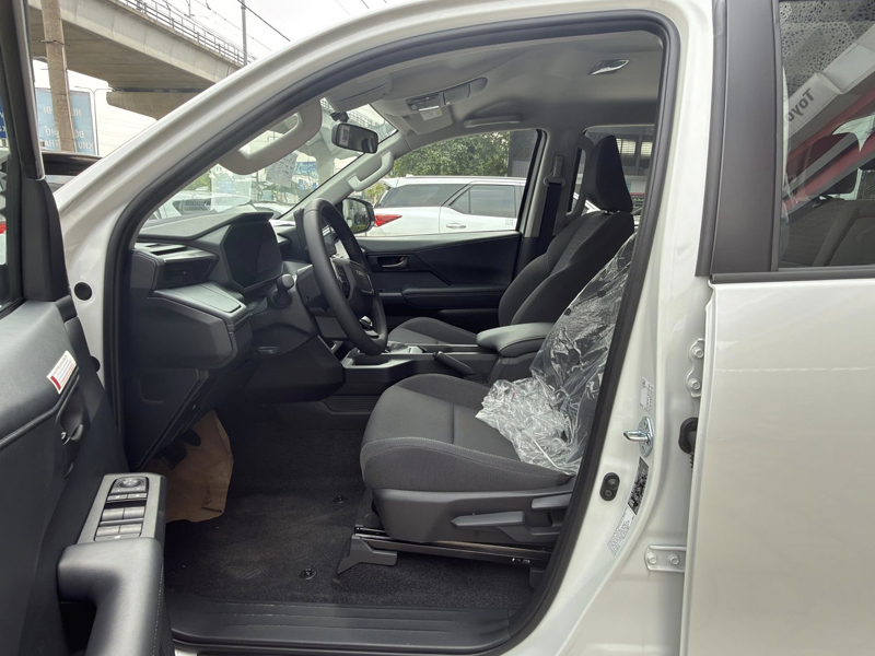 Toyota Hilux Standard 2.8 4x2 MT 2026 - Ảnh 5