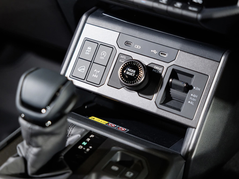 Toyota Hilux Standard 2.8 4x2 MT 2026 - Ảnh 3
